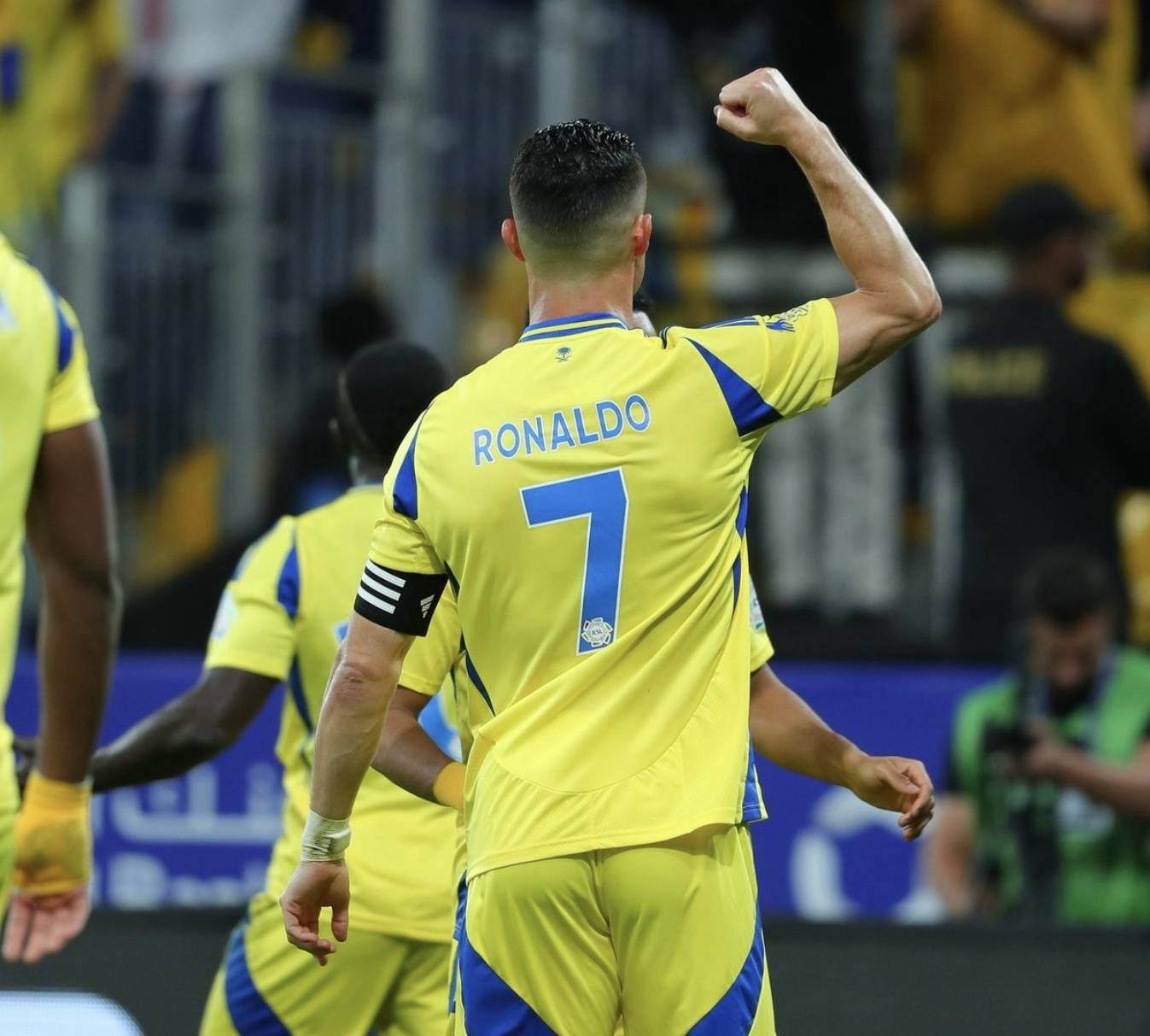 包含勒沃库森横扫AC米兰，C罗刷新纪录的词条