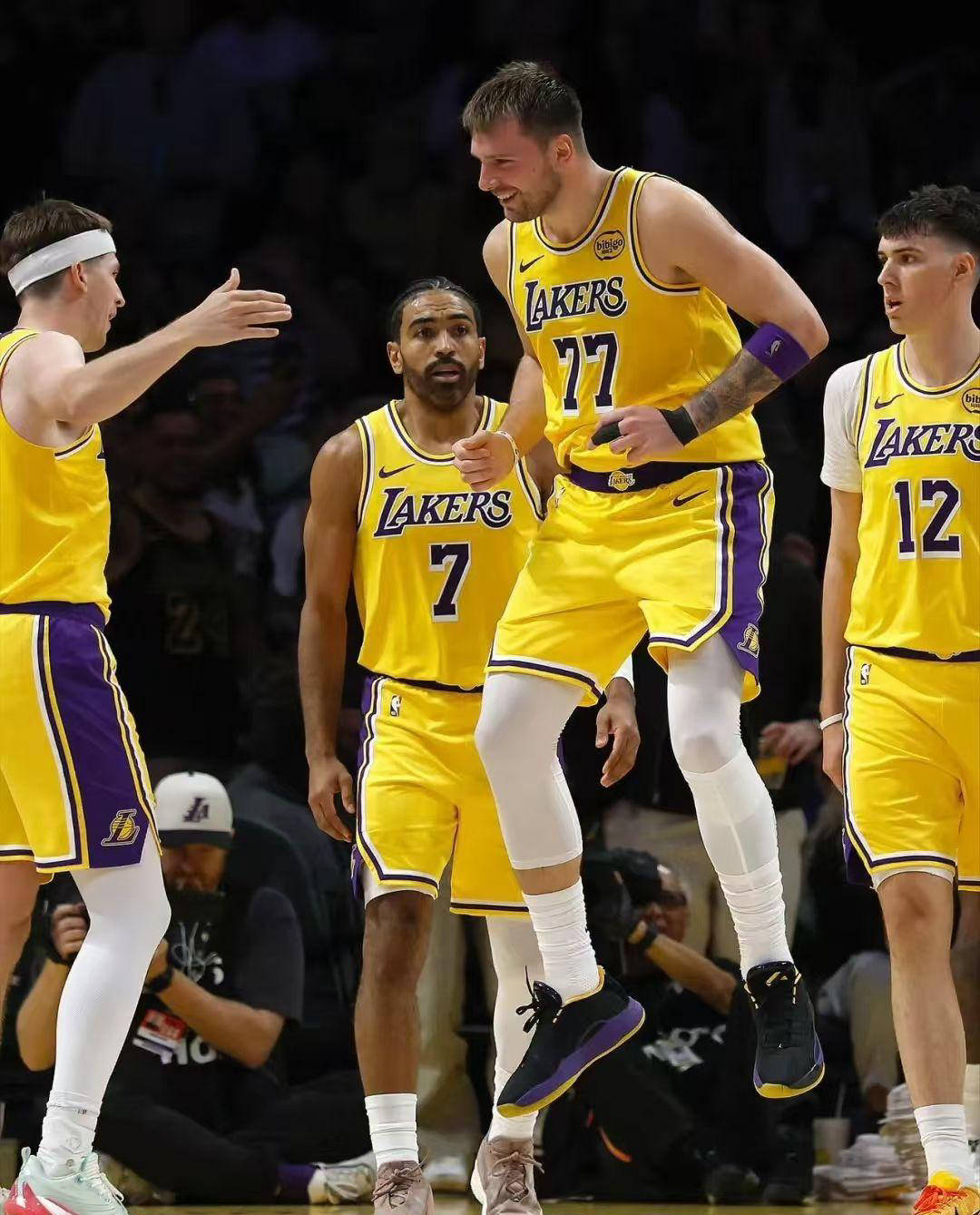 国王逆转湖人，拉文带队取胜