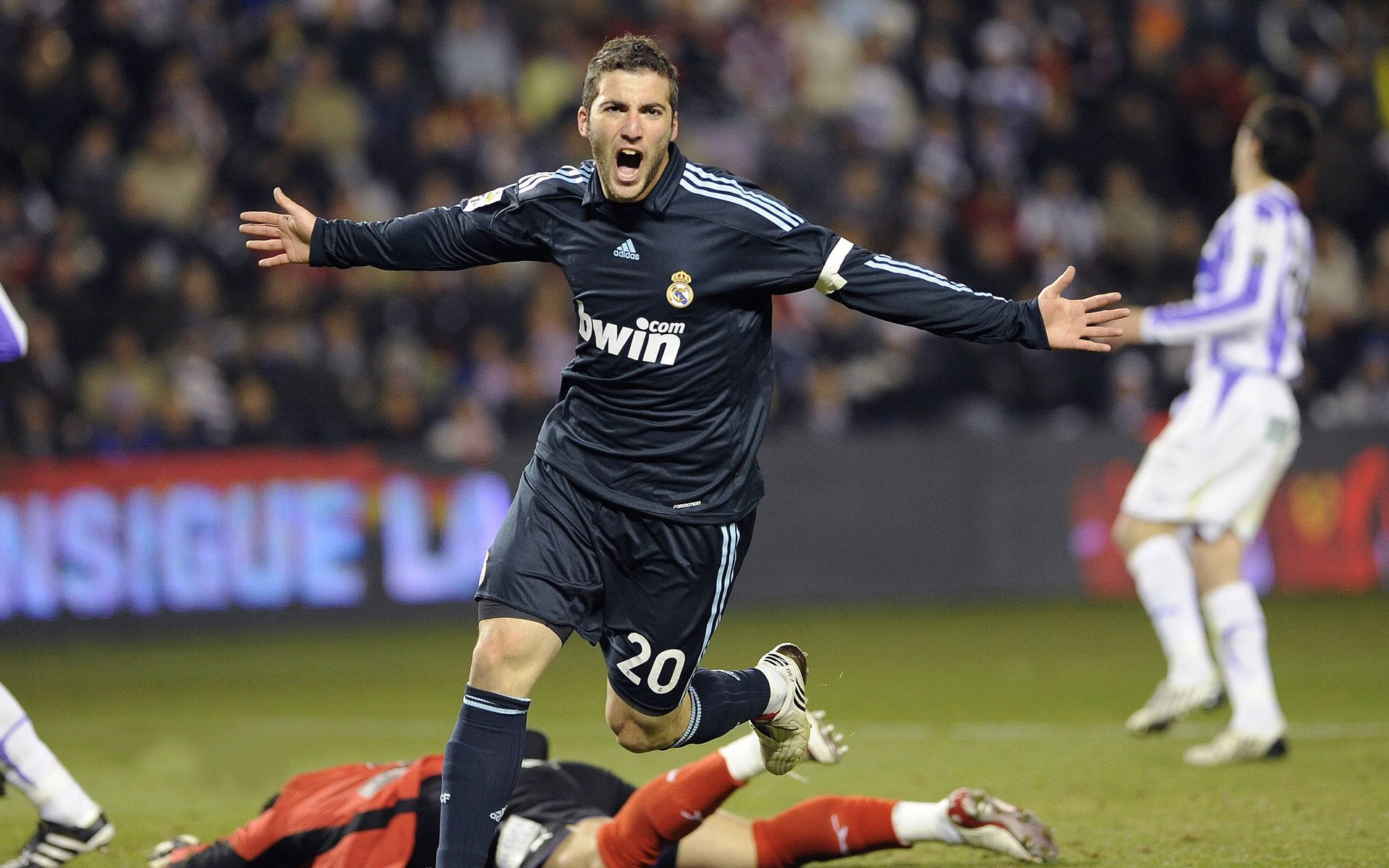 欧冠半决赛之夜，当德罗赞开始控制足球的呼吸