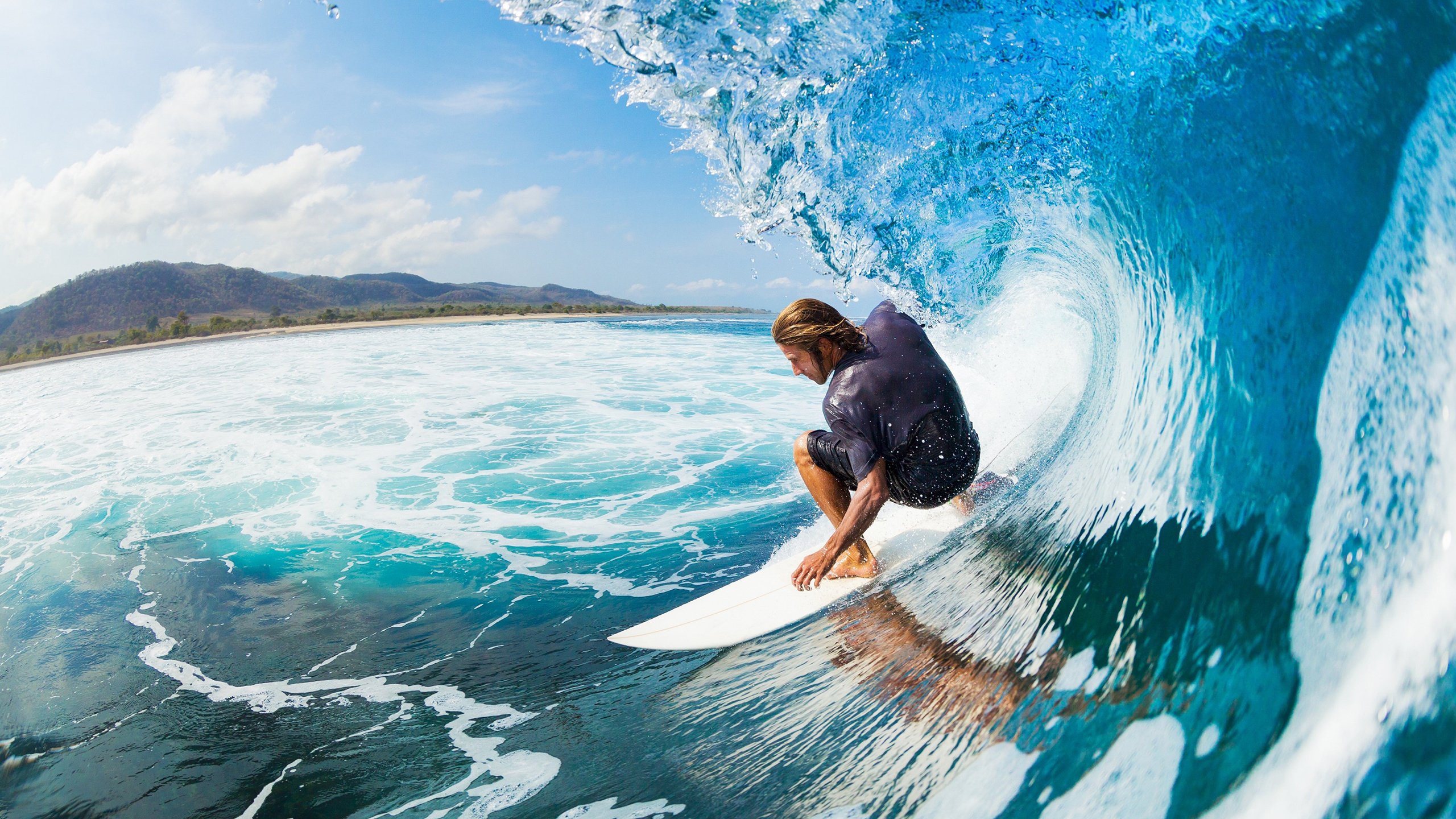 引擎轰鸣与地板尖叫的交响，当F1新赛季揭幕战遇上广东队险胜快船